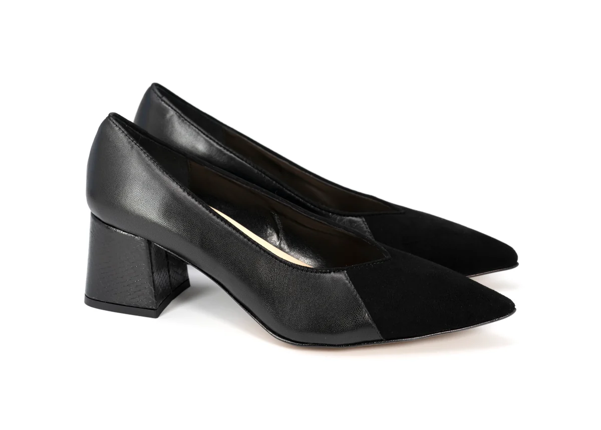 Woman Shoe Pump in Black Patent Leather and Suede
